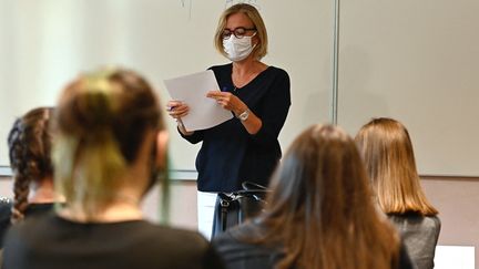 Dans une classe d'un lycée à Rennes, le 1er septembre 2020. Photo d'illustration. (DAMIEN MEYER / AFP)