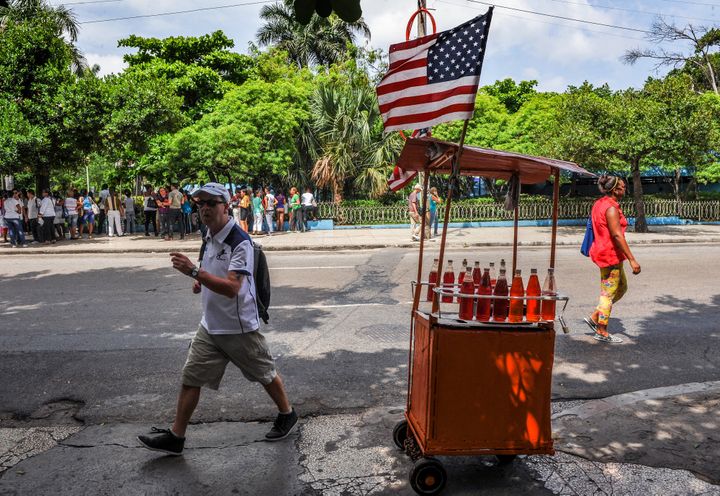 Un drapeau am&eacute;ricain install&eacute; sur l'&eacute;choppe d'un vendeur ambulant, &agrave; La Havane (Cuba), le 1er juillet 2015.&nbsp; (YAMIL LAGE / AFP)