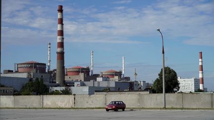 Vue générale de la centrale nucléaire de Zaporijjia située à Energodar, dans l'oblast de Zaporijjia,&nbsp;en Ukraine, le 11 septembre 2022. (STRINGER / AFP)