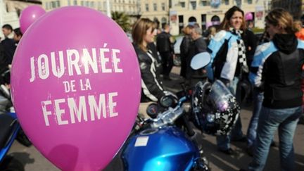 Des motardes manifestent à Marseille samedi 6 mars pour les droits des Femmes. (AFP PHOTO/GERARD JULIEN)