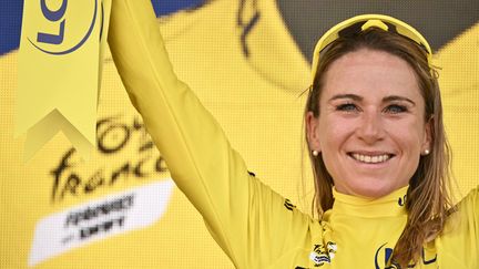 Elle peut sourire. A 39 ans, la légende Annemiek van Vleuten remporte le&nbsp;Tour de France femmes, le 31 juillet 2022. C'est la première gagnante d'une telle épreuve depuis 1989, remportée par Jeannie Longo. (JEFF PACHOUD / AFP)