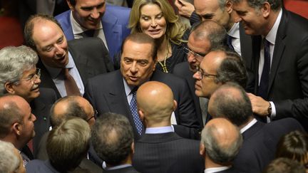 Silvio Berlusconi discute avec des s&eacute;nateurs, le 30 avril 2013, au S&eacute;nat, &agrave; Rome (Italie). (ANDREAS SOLARO / AFP)