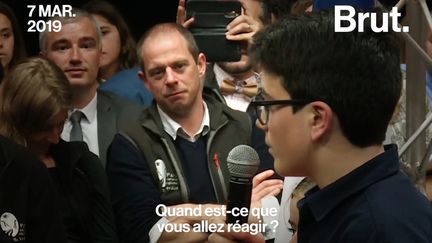 Ce jeudi 7 mars, Emmanuel Macron s'est déplacé en région Provence-Alpes-Côte d'Azur pour évoquer les questions environnementales avec des collégiens. L'un d'eux a attiré toute l'attention.