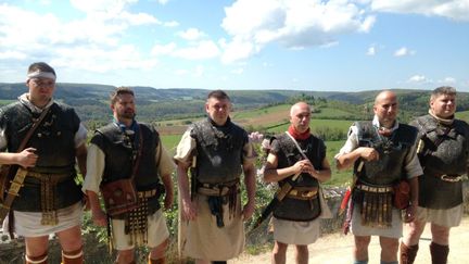 Les légionnaires romains lors de leur départ sur la colline éternelle de Vézelay dans l'Yonne. (Jules Brelaz / Radio France)