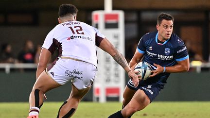 Le Montpellérain Arthur Vincent déborde Tani Vili (Bordeaux-Bègles) lors de la deuxième journée de Top 14, le 10 septembre 2022 au GGL Stadium (PASCAL GUYOT / AFP)