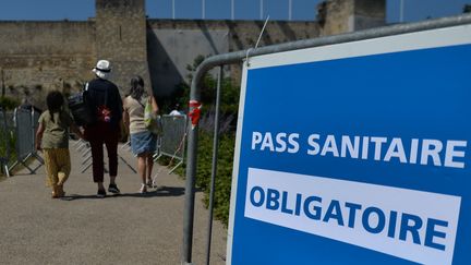 Un signe spécifiant que le pass sanitaire est obligatoire au château de Caen (Calvados) le 20 juillet 2021. (ARTUR WIDAK / NURPHOTO / AFP)