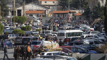 Des voitures bloquées au poste-frontière de Masnaa, dans la vallée de la Bekaa, au Liban, alors que des personnes tentent de retourner en Syrie, le 8 décembre 2024. (HASSAN AMMAR / AP / SIPA)