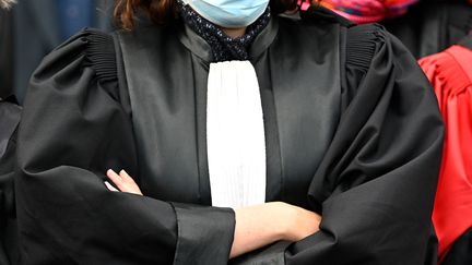 Un avocat porte sa robe à Rennes (Ille-et-Vilaine),&nbsp;le 24 septembre 2020 (illustration). (DAMIEN MEYER / AFP)