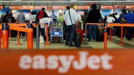 Des passagers d'EasyJet attendent d'embarquer &agrave; l'a&eacute;roport de Berlin (Allemagne), le 25 mai 2011. (JOHANNES EISELE / AFP)