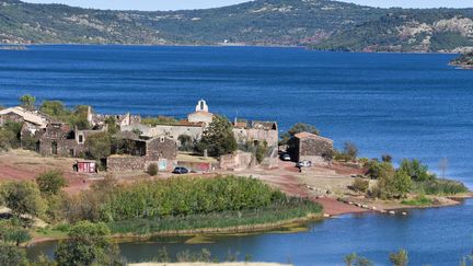 La commune de Celles (Hérault), au bord du lac de Salagou, le 2 septembre 2019. (PASCAL GUYOT / AFP)