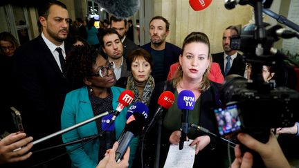 Mathilde Panot, présidente du groupe de La France insoumise à l'Assemblée nationale, entourée de députés insoumis, le 20 décembre 2023. (LUDOVIC MARIN / AFP)