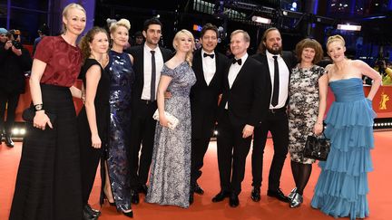 Les acteurs du film "La communauté", autour du réalisateur Thomas Vinterberg (au centre), à la 66e Berlinale le 17 février 2016.&nbsp; (TOBIAS SCHWARZ / AFP)