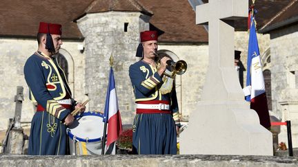 Deux musiciens du 1er Régiment de Tirailleurs dans le cimetière de Colombey, le 9 novembre 2020, en présence du président de la République, pour les commémorations du 50ème anniversaire de la disparition du&nbsp;général de Gaulle. (ALEXANDRE MARCHI / MAXPPP)