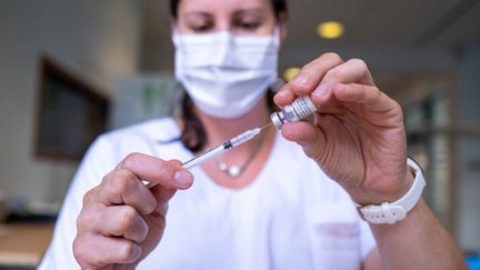 Une membre du personnel de santé d'un centre de vaccination à Dinan (Côtes d'Armor), le 14 septembre 2021. (MARTIN BERTRAND / HANS LUCAS / AFP)