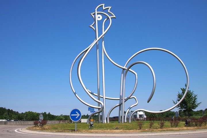 Aire du Poulet de Bresse dans l'Ain, sculpture réalisée par Jean Brisé
 (Wikimedia Commons)