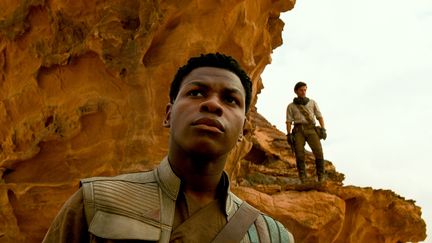 Les acteurs John Boyega (au premier plan, dans le rôle de Finn) et Oscar Isaac (dans le rôle de Poe Dameron) dans Star Wars : L'Ascension de Skywalker. (LUCASFILM LTD. / THE WALT DISNEY COMPANY FRANCE)