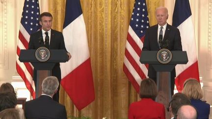 Le président français, Emmanuel Macron, en visite aux États-Unis, a critiqué la loi qui favorise grandement les entreprises sur le sol américain en parlant de “subventions super agressives”, mercredi 30 novembre. Il souhaiterait néanmoins les mettre en place en Europe. (France 2)