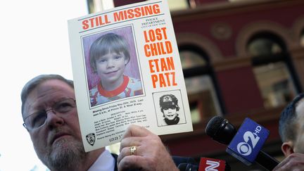 Le porte-parole de la police de New York brandit, le 19 avril 2012, une affiche distribu&eacute;e apr&egrave;s la disparition d'Etan Patz, en 1979.&nbsp; ( REUTERS)