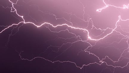 Un orage au-dessus d'Ajaccio (Corse-du-Sud), le 9 ao&ucirc;t 2013. (PASCAL POCHARD CASABIANCA / AFP)