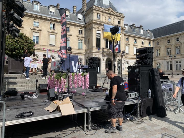 Préparation de l'EF Festival, sur le parvis de la mairie du 15e arrondissement de Paris, le 21 juin 2022. (JEREMIE LAURENT-KAYSEN)