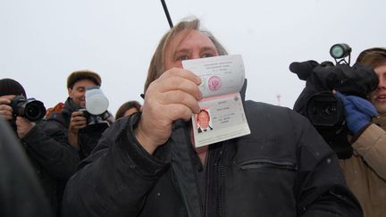 Gérard Depardieu brandit son passeport russe (Saransk, Mordovie, 6 janvier 2013)
 (Caroline Larson/MAXPPP)