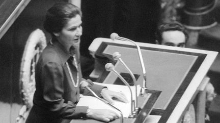 Simone Veil, ministre de la Sant&eacute;,&nbsp;&agrave; la tribune de l'Assembl&eacute;e nationale pour d&eacute;fendre la l&eacute;galisation de l'avortement, le 26 novembre 1974. (AFP)