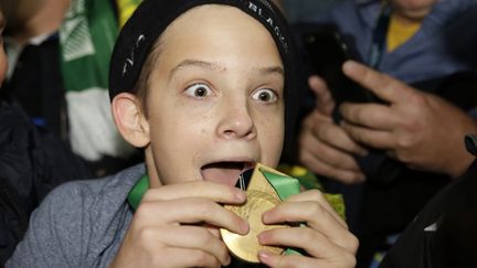 Coupe du monde de rugby : un All Blacks offre sa médaille d'or à un enfant