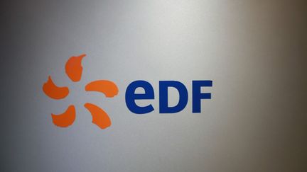 Le logo d'EDF lors d'une conférence de presse de l'entreprise, à Paris, le 16 février 2018. (JACQUES DEMARTHON / AFP)