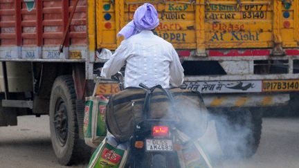 Le trafic des camions est à l'origine d'un tiers de la pollution de New Delhi. Mais faire payer une taxe aux poids-lourds s'avère très difficile. (MONEY SHARMA / AFP)