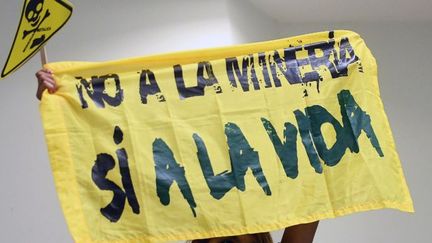 «Non aux mines, Oui à la vie.» Slogan écrit sur une banderolle portée par un manifestant contre l'exploitation minière au Salvador (29 mars 2017). (Marvin RECINOS / AFP)