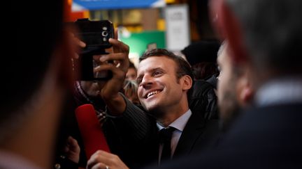 Emmanuel Macron lors de sa visite au salon du Livre vendredi 24 mars 2017 (CHRISTOPHE SIMON / AFP)