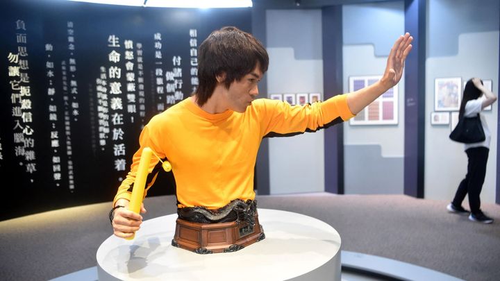 Une exposition commémorant le 50e anniversaire de la mort de Bruce Lee se tient au Hong Kong Heritage Museum, Hong Kong, Chine, 12 juillet 2023. (STRINGER / IMAGINECHINA / IMAGINECHINA VIA AFP)