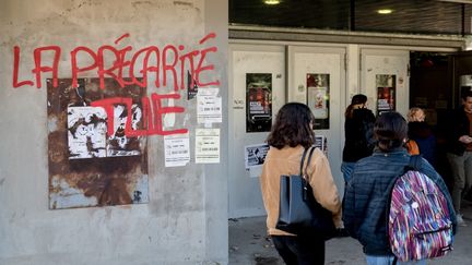 Des étudiants manifestent contre la précarité étudiante sur un campus à Nantes (Loire-Atlantique), le 12 novembre 2019. (ESTELLE RUIZ / AFP)