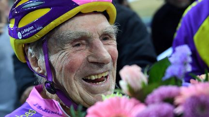 Le cycliste français Robert Marchand après&nbsp;sa participation aux 4 000 mètres de Saint-Quentin-en-Yvelines (Yvelines), à 106 ans, le 11 février 2018. (ERIC FEFERBERG / AFP)