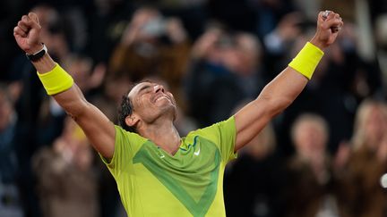 Rafael Nadal exulte après sa victoire en quarts de finale de Roland-Garros, le 31 mai 2022. (MINE KASAPOGLU / ANADOLU AGENCY / AFP)