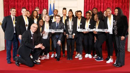 Emmanuel Macron pose avec l'équipe de France de handball, le 18 décembre 2017, à l'Elysée, à Paris. (MICHEL EULER / AFP)