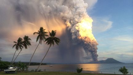 Le mont Tavurvur en &eacute;ruption en Papouasie Nouvelle-Guin&eacute;e, le 29 ao&ucirc;t 2014. (OLIVER BLUETT / AFP)