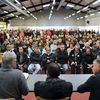 Des salari&eacute;s de l'abattoir Gad de Lampaul-Guimiliau (Finist&egrave;re), lors d'une r&eacute;union syndicale, le 31 octobre 2013. (JEAN-SEBASTIEN EVRARD / AFP)