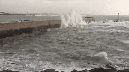 Des vagues de 10 mètres, peut-être plus, un fort risque d’inondations, c’est l’alerte lancée par Météo France en Bretagne, jeudi 24 novembre. La houle s’accompagne d’un très fort coefficient de marée. Un appel à la vigilance a été lancé. (France 2)