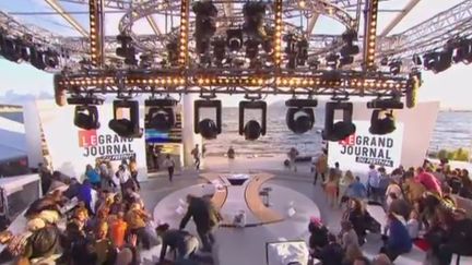 Capture d'&eacute;cran de l'&eacute;mission "Le Grand Journal" de Canal+ perturb&eacute;e par un mouvement de foule &agrave; cause de tirs &agrave; blanc, le 17 mai 2013. (CANAL + / FRANCETV INFO)