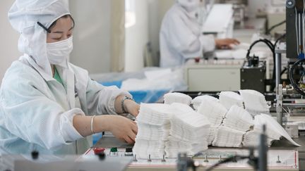 Une usine de masques à Nantong (Chine). (STR / AFP)