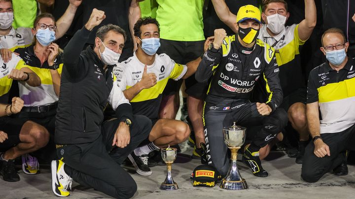 Cyril Abiteboul et l'équipe Renault célèbrent le premier podium d'Esteban Ocon (à droite) au GP de Bahreïn, le 6 décembre 2020. (ANTONIN VINCENT / AFP)