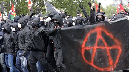 Des manifestants défilent à Paris, le 1er mai 2018. (THOMAS SAMSON / AFP)