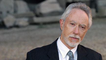 Le Sud-Africain John Maxwell Coetzee remporte le prix Nobel de la littérature en 2003. Son œuvre interroge "l’aliénation de la société de son pays".&nbsp; (TIZIANA FABI / AFP)