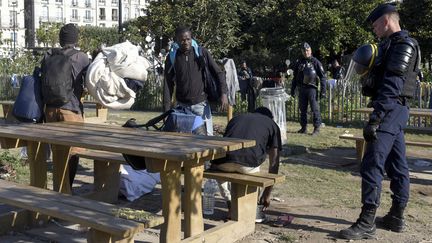 Des migrants sont évacués de leur campement square Daviais, à Nantes (Loire-Atlantique), le 23 juillet 2018.&nbsp; (SEBASTIEN SALOM GOMIS / AFP)