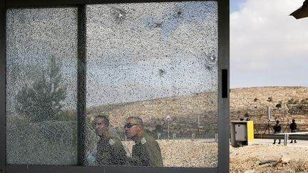 Des membres de sécurité israéliens sont déployés sur le lieu d'une fusillade, mardi 26 septembre, à l'entrée de la colonie Har Adar, en Cisjordanie. (MENAHEM KAHANA / AFP)