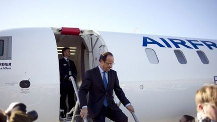 François Hollande, à sa descente de l'avion, à Toulon le 24 janvier (FRED DUFOUR / AFP)