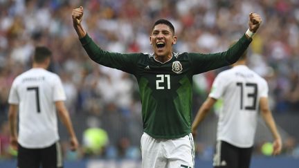 Le Mexicain&nbsp;Edson Alvarez célèbre la victoire de son équipe face à l'Allemagne, à Moscou (Russie), le 17 juin 2018. (PATRIK STOLLARZ / AFP)