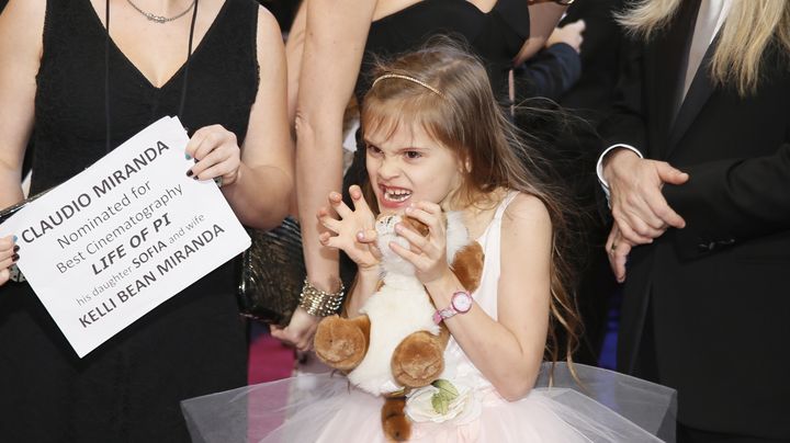 Sofia Miranda, la fille de&nbsp;Claudio Miranda&nbsp;r&eacute;compens&eacute; de l'Oscar de la meilleure photographie pour L'odyss&eacute;e de Pi, le 24 f&eacute;vrier 2013. (LUCY NICHOLSON / REUTERS)