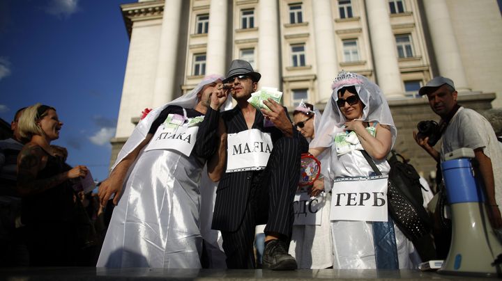 Des manifestants bulgares dans une mise en sc&egrave;ne symbolisant le mariage des principaux partis politiques bulgares avec la mafia, le 24 juin 2013 &agrave; Sofia (Bulgarie). (STOYAN NENOV / REUTERS)